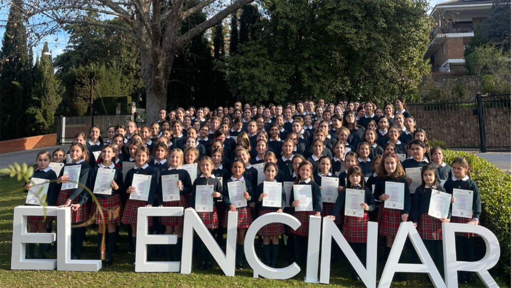 320 alumnos de los Colegios El Encinar y Ahlzahir reciben sus Diplomas de Cambridge