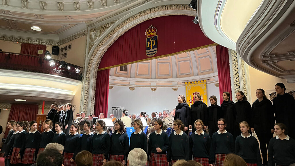 El Coro de Entreolivos participa en un concierto en el Teatro de la Maestranza junto a Laura Gallego y otros artistas andaluces