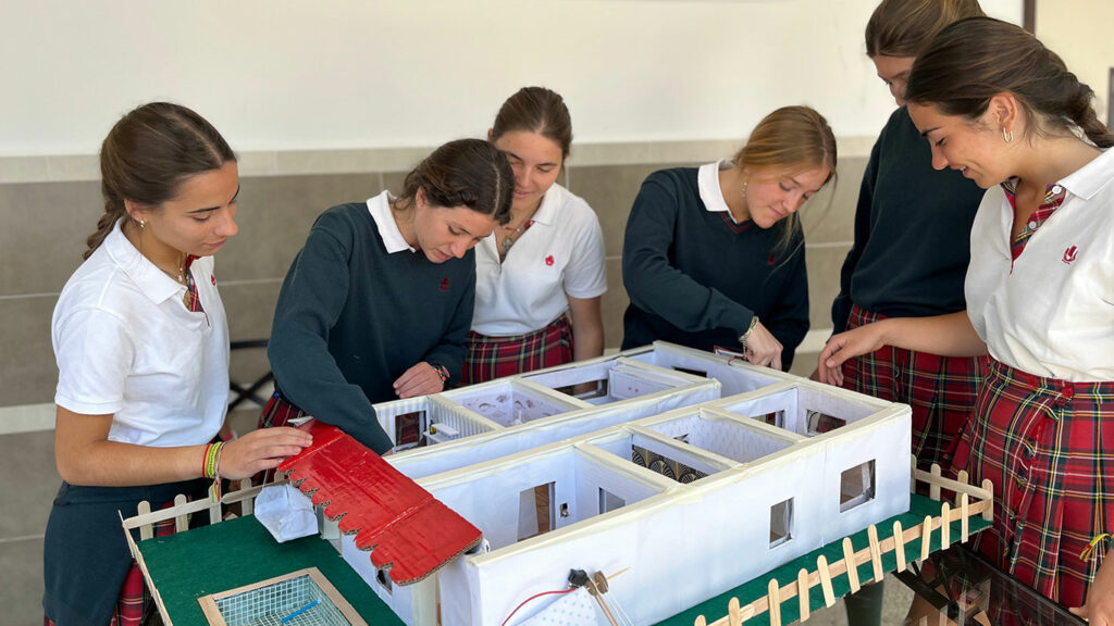 Alumnas de 4º ESO del Colegio Entreolivos construyen la maqueta de una vivienda bioclimática