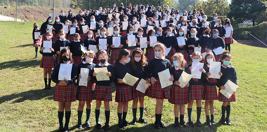 La imagen de los alumnos y alumnas de los colegios recibiendo su diploma acreditativo de inglés es todo un clásico al comienzo de cada curso.