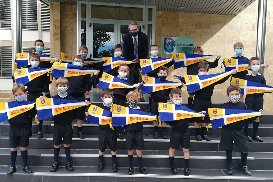 Los pequeños del colegio Montearagón reciben los banderines 2021