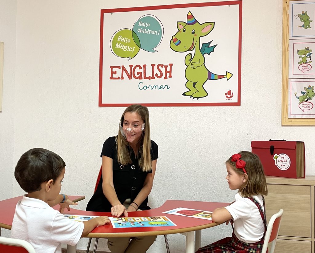 Alumnos del coelgio Monteagudo Nelva practicant conversación en Ingles