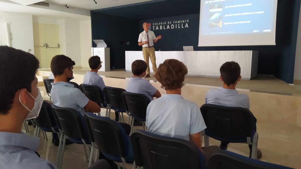 Semana Mundial del Espacio 2021 en el colegio Tabladilla conversando sobre misiones de la NASA