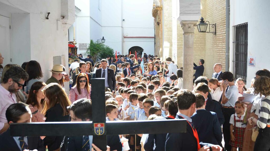 La Cruz de Mayo del Colegio Tabladilla conquista el centro de Sevilla en su X Aniversario