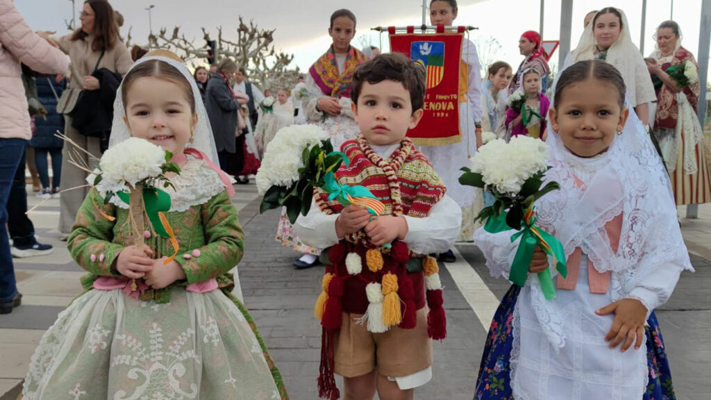 Familias de los Colegios Torrenova y Miralvent, junto a Kid’s Garden, participan en la Ofrenda a la Mare de Déu del Lledó en su centenario