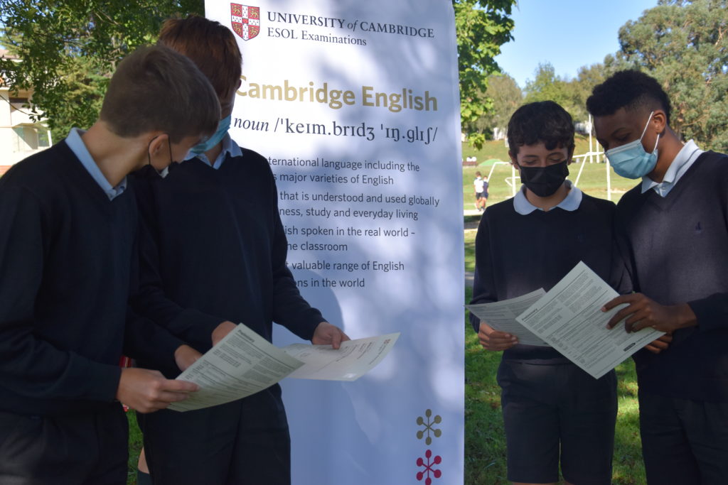 Alumnos recogiendo sus titulaciones de Cambridge.