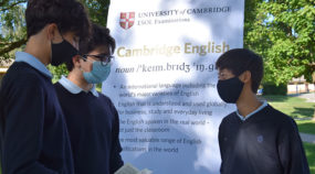Alumnos recogiendo sus titulaciones de Cambridge.