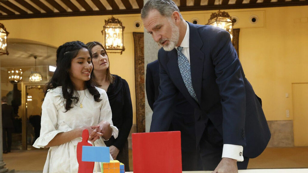 Una alumna del Colegio Vilavella, ganadora del concurso ¿Qué es un rey para ti? es recibida por el Rey Felipe VI en el Palacio Real de Oriente